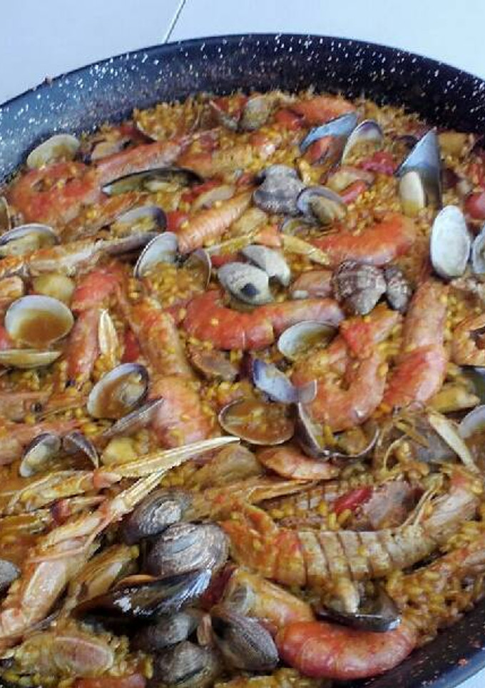 Una foto de Paella de marisco
