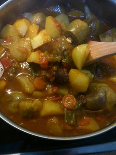Una foto de Estofado de alcachofas con patatas y un poco de morcilla