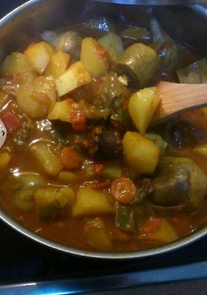 Foto principal de Estofado de alcachofas con patatas y un poco de morcilla