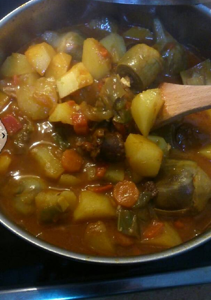 Una foto de Estofado de alcachofas con patatas y un poco de morcilla