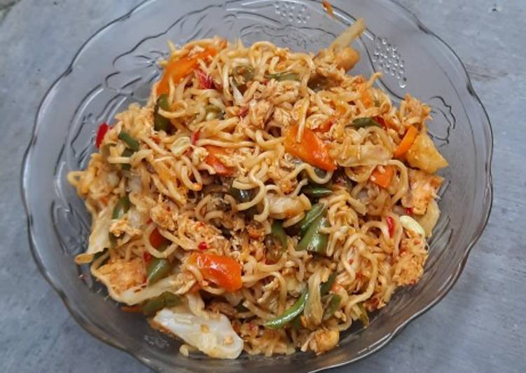 Cara Gampang Membuat Mie goreng ayam,telur & sayur, Lezat