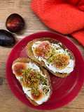 Toast con ricotta e fichi
