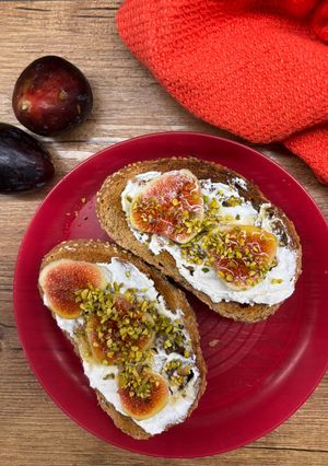 Foto di Toast con ricotta e fichi