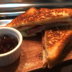 A picture of Monte Cristo Sandwich.