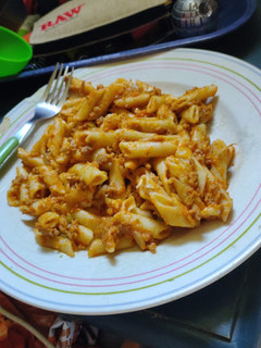 Una foto de Pasta, tomate casero, verduras y carne picada a la cerveza 😍😋😍
