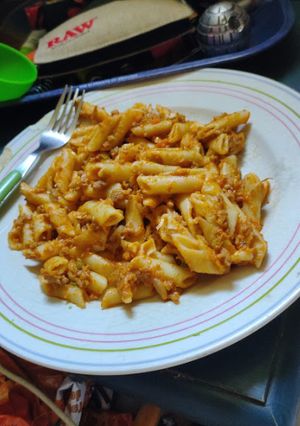 Una foto de Pasta, tomate casero, verduras y carne picada a la cerveza 😍😋😍