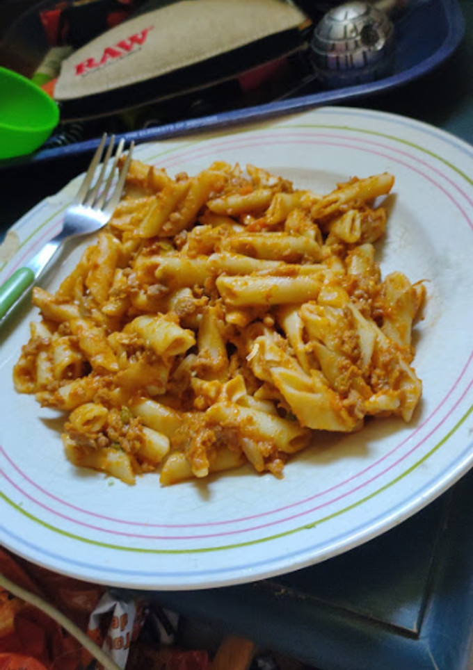 Una foto de Pasta, tomate casero, verduras y carne picada a la cerveza 😍😋😍