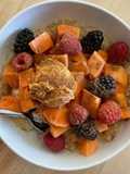 Papas de Aveia com Papaia, Frutos Vermelhos e Manteiga de Amendoim