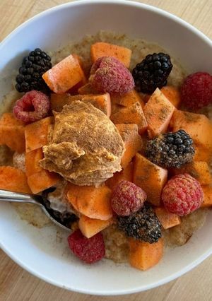 Foto de Papas de Aveia com Papaia, Frutos Vermelhos e Manteiga de Amendoim