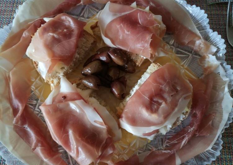 Recipe of Jamie Oliver Goat&#39;s cheese, pear and prosciutto bruschette