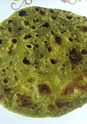 પાલક થેપલા (Palak Thepla Recipe In Gujarati) રેસીપી મુખ્ય ફોટો