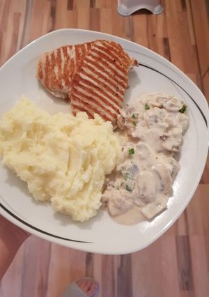 O poză a rețetei File de porc la grătar cu piure și sote de ciuperci cu sos alb.