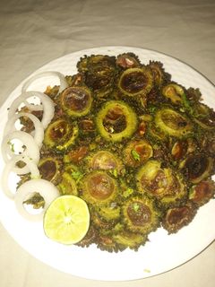 क्रिस्पी क्रंची करेला (( crispy crunchy karela recipe in Hindi) रेसिपी मुख्य फोटो