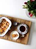 Roasted apricots with almonds and yoghurt
