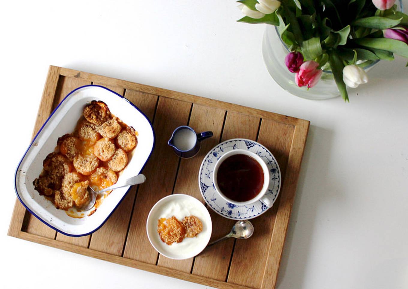 Roasted apricots with almonds and yoghurt