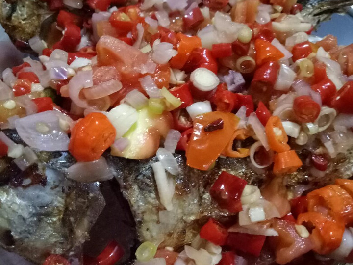 Resep Ikan kembung sambal matah simple Simpel