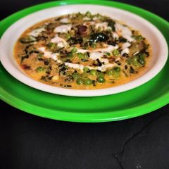 A picture of Methi matar malai.