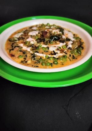 A picture of Methi matar malai.