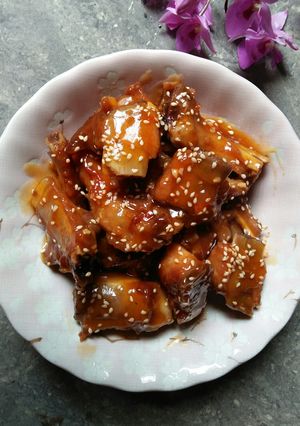 Hình của món Sườn sốt chua ngọt.