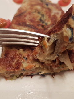 Una foto de Tortilla francesa rellena de mezcla de lechuga 4 estaciones