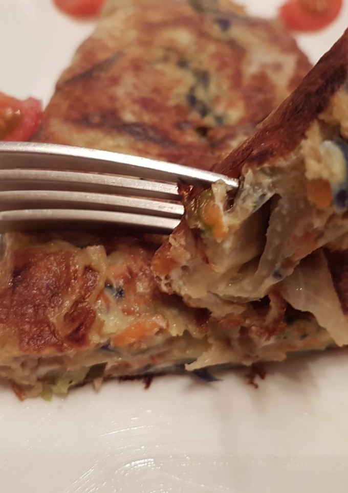 Una foto de Tortilla francesa rellena de mezcla de lechuga 4 estaciones