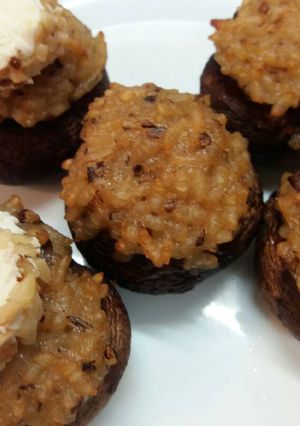 Una foto de Champiñones portobello rellenos de arroz
