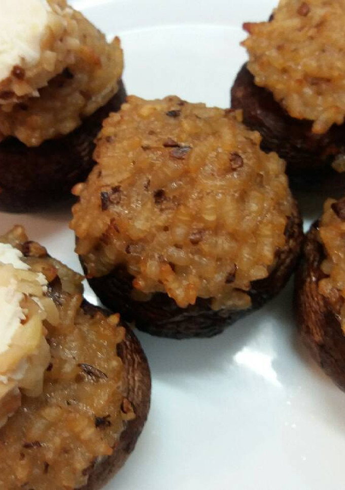 Una foto de Champiñones portobello rellenos de arroz