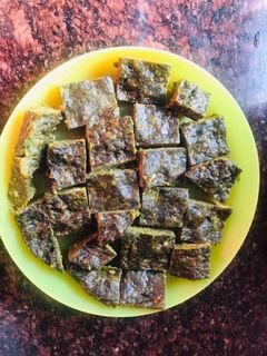 कोथिंबीर वडी (kothimbir wadi recipe in marathi) रेसिपी चे मुख्य फोटो