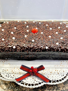 Una foto de Pastel borracho de zanahoria con relleno y cobertura de chocolate negro