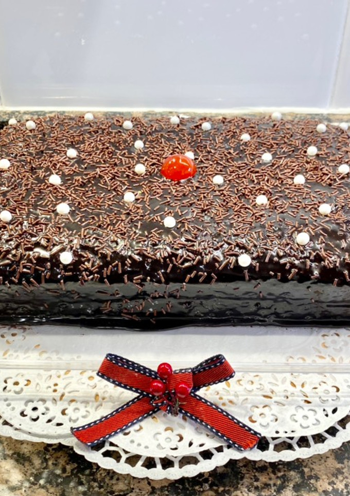 Una foto de Pastel borracho de zanahoria con relleno y cobertura de chocolate negro
