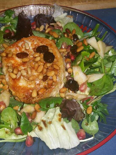 Una foto de Ensalada templada con queso rulo de cabra y frutos secos