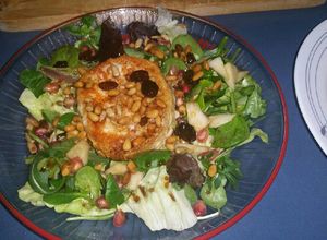 Foto principal de Ensalada templada con queso rulo de cabra y frutos secos