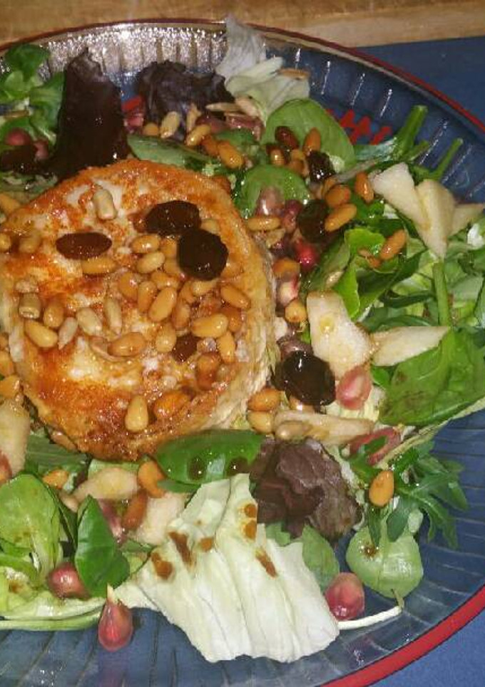 Una foto de Ensalada templada con queso rulo de cabra y frutos secos