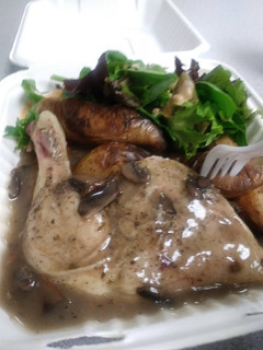 Una foto de Pollo con Crema de Champiñones y Ensalada Spring