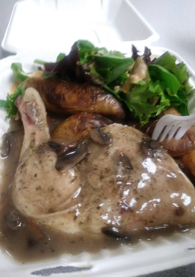 Una foto de Pollo con Crema de Champiñones y Ensalada Spring