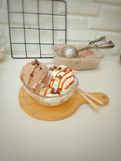 A picture of Chocolate and vanilla ice cream recipe.