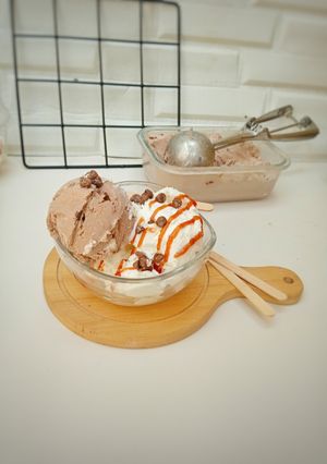 A picture of Chocolate and vanilla ice cream recipe.