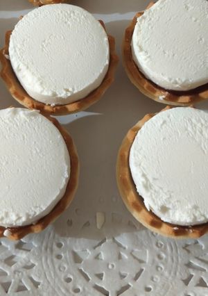 Una foto de Aperitivo de Tartaletas con Mermelada de Higos y Queso de Rulo de Cabra