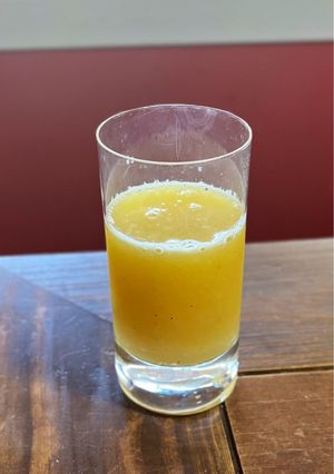 Una foto de Smoothie tropical de verano (maracujá melón y naranja)