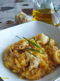 Una foto de Arroz con chipirones y bonito