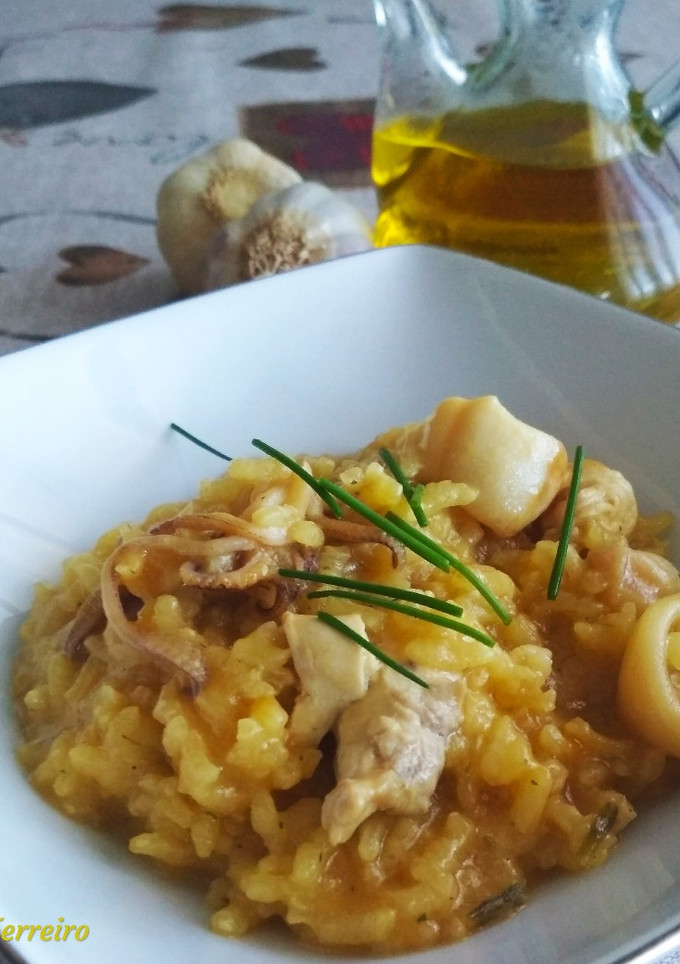 Una foto de Arroz con chipirones y bonito