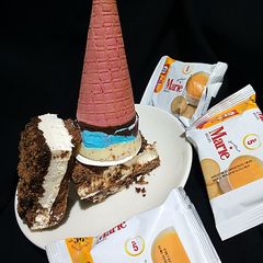 A picture of Marie biscuit sandwich dessert.