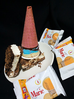 A picture of Marie biscuit sandwich dessert.