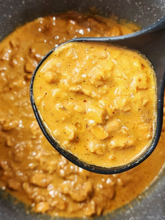 Una foto de 🥘 Salsa de pollo al curry con crema de leche - Salsa especiada para pastas 🥘