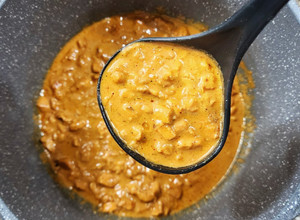 Una foto de 🥘 Salsa de pollo al curry con crema de leche - Salsa especiada para pastas 🥘
