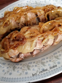 Una foto de Solomillo de cerdo con salsa de manzana y cebolla