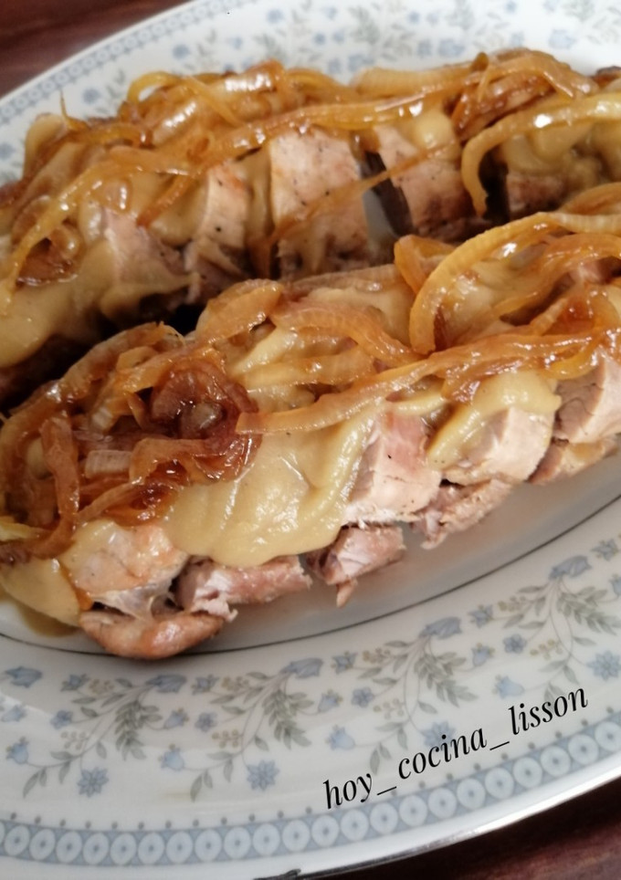 Una foto de Solomillo de cerdo con salsa de manzana y cebolla