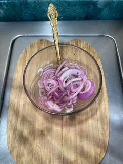 Una foto de Cebollas Desflemadas con Sal de Grano y Pimienta Molida