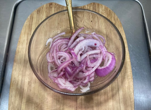 Una foto de Cebollas Desflemadas con Sal de Grano y Pimienta Molida