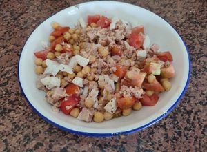Foto principal de Ensalada de garbanzos con queso fresco de cabra